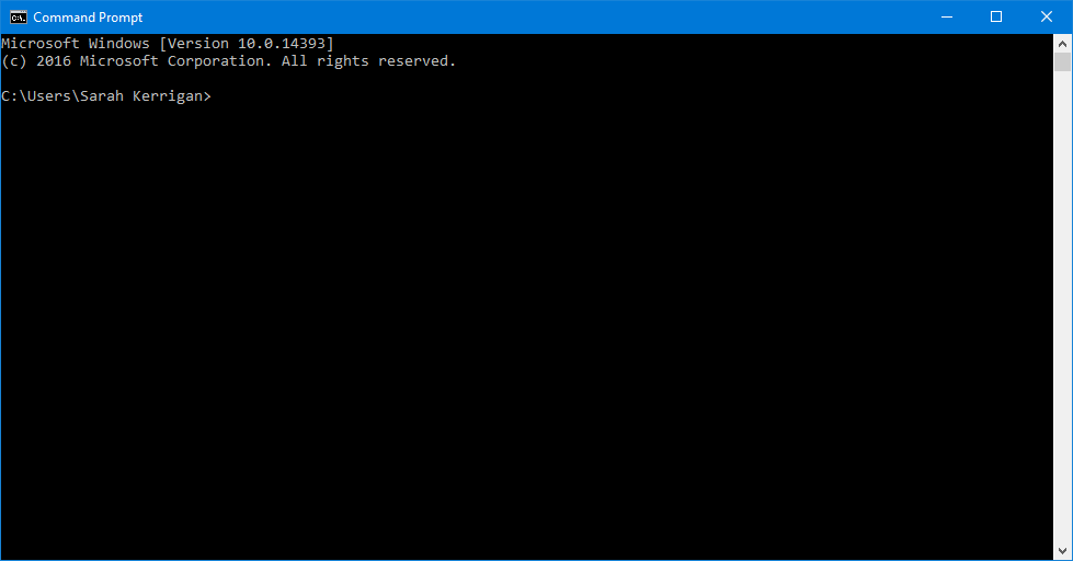 Anwendungsfenster unter Microsoft Windows, Titel „Command Prompt“, mit schwarzem Hintergrund und weißer dicktengleicher Schrift: Versionsangabe zu Microsoft Windows, darunter „C:\Users\Sarah>“